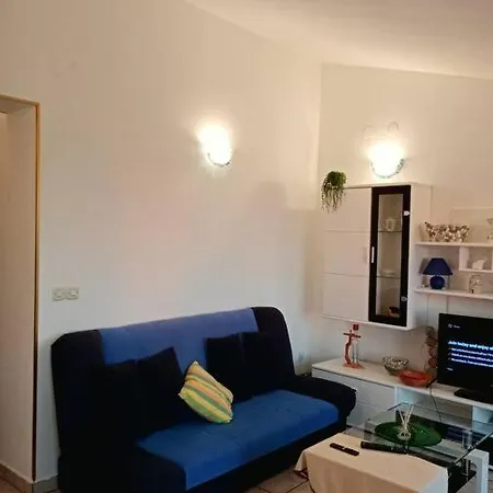 Cosy With An Amazing Marina & Sea View Apartment